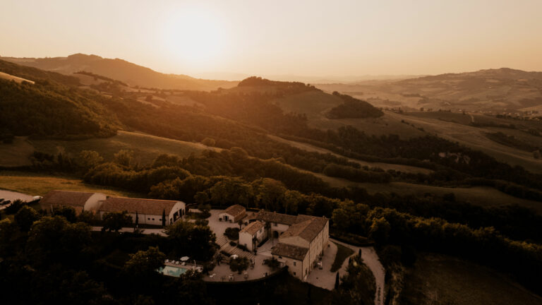 Destination wedding fotografie — trouwen in het buitenland vastgelegd in pure sfeer. ruiloft in het buitenland — professionele destination wedding fotograaf.