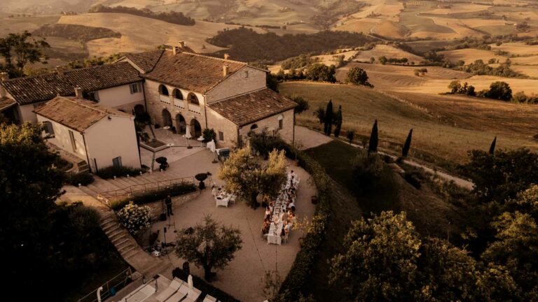 Destination wedding fotografie — trouwen in het buitenland vastgelegd in pure sfeer. ruiloft in het buitenland — professionele destination wedding fotograaf. Le LStonghe Fossombrone