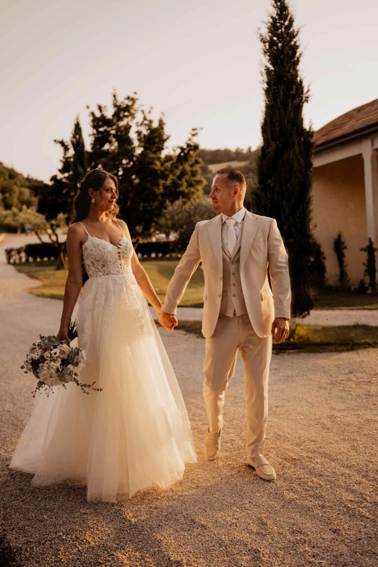 Destination wedding fotografie — trouwen in het buitenland vastgelegd in pure sfeer. ruiloft in het buitenland — professionele destination wedding fotograaf. Le LStonghe Fossombrone