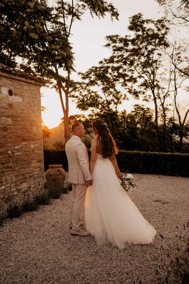 Destination wedding fotografie — trouwen in het buitenland vastgelegd in pure sfeer. ruiloft in het buitenland — professionele destination wedding fotograaf. Le LStonghe Fossombrone