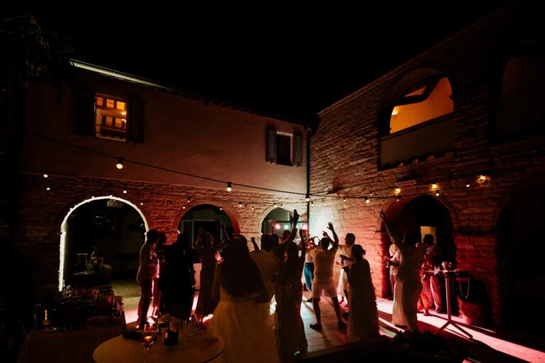 Destination wedding fotografie — trouwen in het buitenland vastgelegd in pure sfeer. ruiloft in het buitenland — professionele destination wedding fotograaf. Le LStonghe Fossombrone