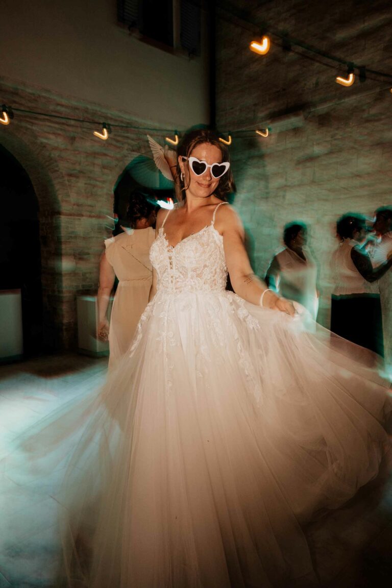 Destination wedding fotografie — trouwen in het buitenland vastgelegd in pure sfeer. ruiloft in het buitenland — professionele destination wedding fotograaf. Le LStonghe Fossombrone