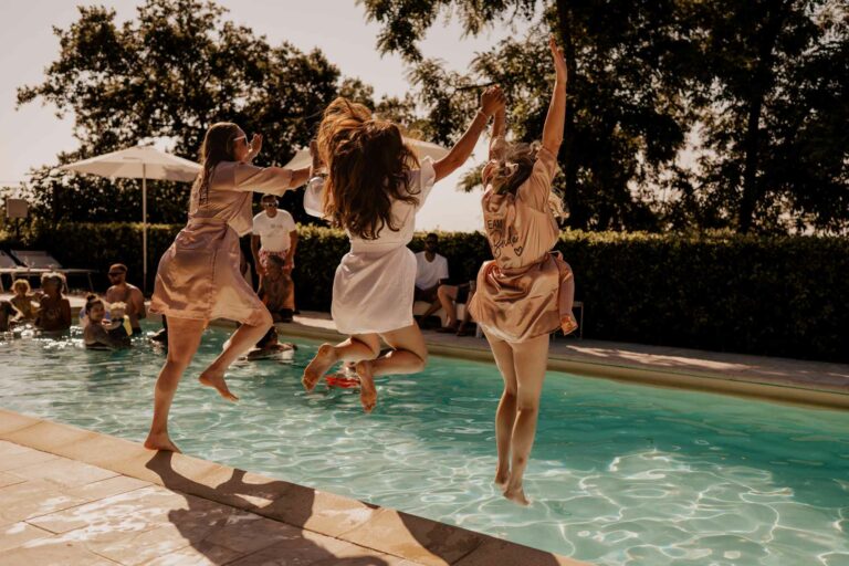 Destination wedding fotografie — trouwen in het buitenland vastgelegd in pure sfeer. ruiloft in het buitenland — professionele destination wedding fotograaf. Le LStonghe Fossombrone