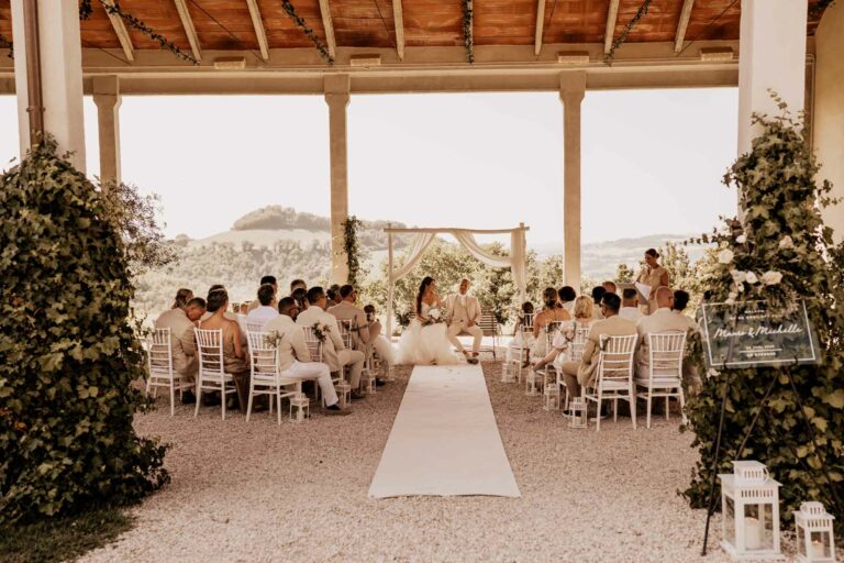 Destination wedding fotografie — trouwen in het buitenland vastgelegd in pure sfeer. ruiloft in het buitenland — professionele destination wedding fotograaf. Le LStonghe Fossombrone